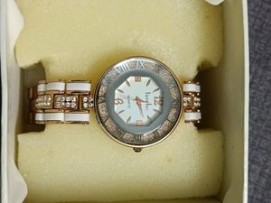 Quarts Ladies Watch White In Colour With Box