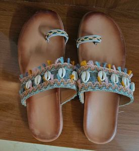 Slippers With Shell Design