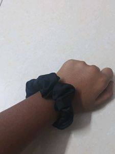 18 Pretty Small Size Cluchers And 3 Scrunchies