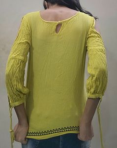 109 F Cold Shoulder Top