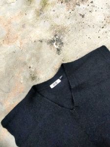 Uniqlo Black Sweater 🏴