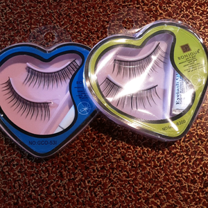 combo,dupatta,eyelashes and two sets of makeup brushes
