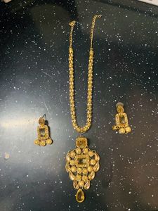 Golden Set With Hair Accessories