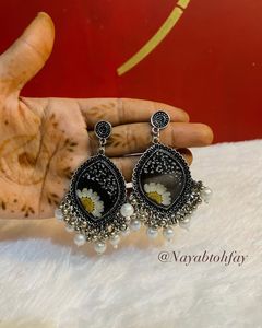Resin Daisy Pearl Earrings