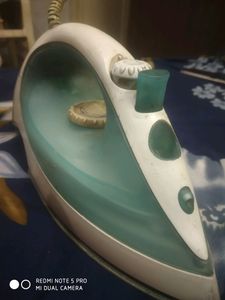 Phillips Steam Iron - Working