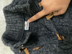 BRANDED SWEATER