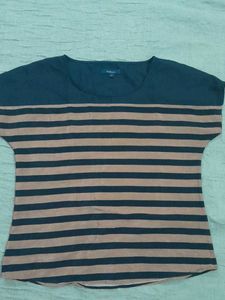 Van Heusen Top in New condition for sale.