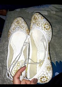 Embroidered White &amp; Gold Jutti
