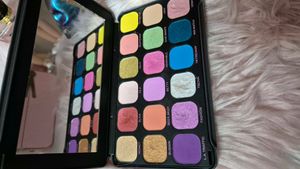 Clueless Make Up Revolution Eye Shadow.