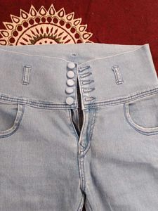 High-Waisted Light Wash Jeans ankle lenth