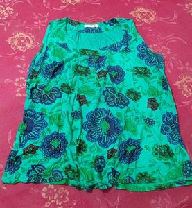 Woman's Cutsleeves Top