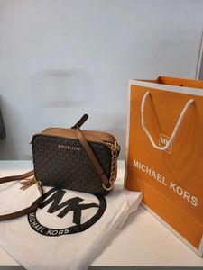 NEW MICHEAL KORS SLING BAG