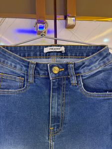 Distressed skinny jeans