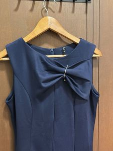 Elegant Navy Blue Gown with Bow Detail – Size S
