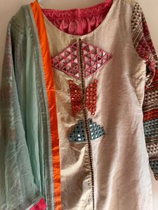 Elegant Pakistani Salwar Kameez