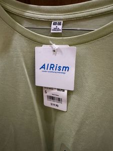 absolutely new uniqlo tshirt