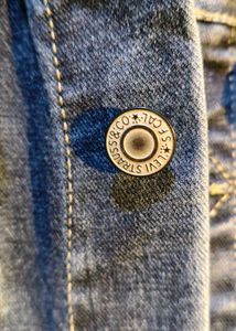 Levi&#39;s Denim Jacket - Classic Style