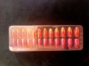 24 Glitter+Crome Nails With Stick On Sticker