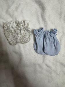 5 &amp; 2 Pais Of Baby Socks And Mittens