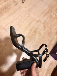 Chic Black Heels🖤