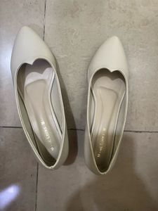 Off white Pumps