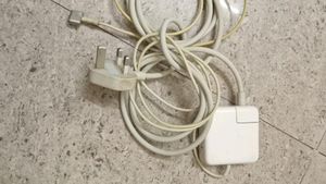 APPLE LAPTOP CHARGER NEW AND ORIGINAL 45.05 WATT