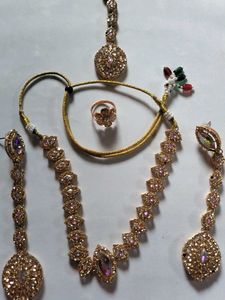 BRAND NEW NECKLACE WITH MAANG TIKA EARRINGS