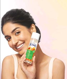 St. Ives Apricot 5% AHA Exfoliating Toner