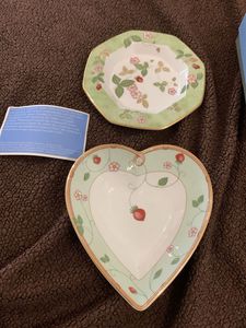 Wedgwood Wild Strawberry Iconic Pattern