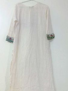 🌸 White Embroidered Kurti 🌸