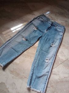 Ripped Cut-off Jeans