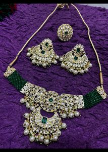 Exquisite Emerald Kundan Jewelry Set