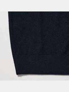 Uniqlo Unisex V Neck Sweater 🖤