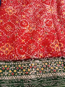 Red and green chundri print saree