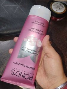 Pond&#39;s Bright Beauty Facewash