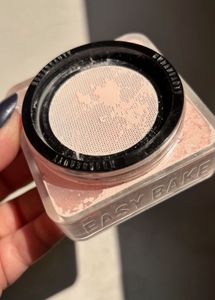 Huda beauty Easy Bake Loose Setting Powder