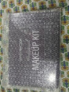 LaryRhooda Makeup Kit