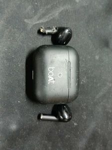 Used Boat Airdopes - Black One Of Airpod Is Broken