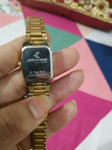 Quartz Girl&#39;s Wrist ⌚