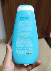 Dot &amp; Key Blueberry Hydrate Shower Gel