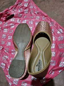Mojaris or Jutti