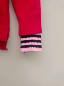 red colour ka girl sweater bahut  comfortable hota