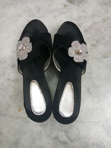 Beautiful Black And Grey Flower Design Wadges