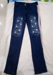 ⛔Girls Ripped Jeans With Free Top⛔