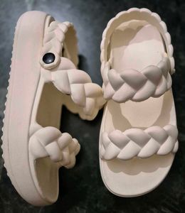 New Women Eva Sandal In Size 6
