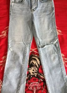 *⁠.⁠✧Ripped Light Wash Jeans*⁠.⁠✧.