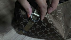 Gucci Gold Metallic Monogram Abbey Dring Toet