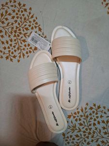 Stylish Women&#39;s Flat - New