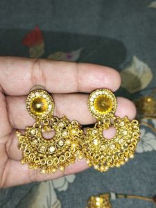 Beautiful Golden Jwellery Set With Earrings