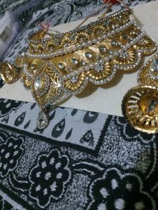 Elegant Gold &amp; Crystal Statement Necklace